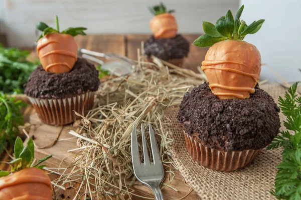 Paskalya kek kurabiye toprak ve çilek havuç ile ahşap arka plan üzerinde