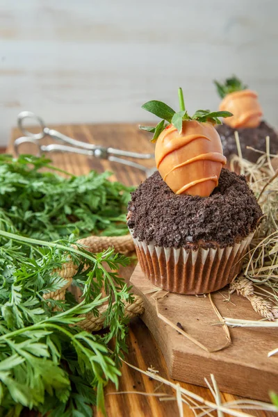 Paskalya kek kurabiye toprak ve çilek havuç ile ahşap arka plan üzerinde