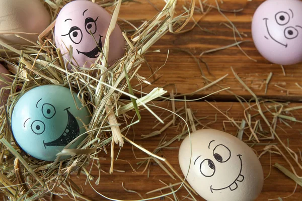 Üzerinde ahşap masa backgro saman yığını renkli Paskalya yumurta