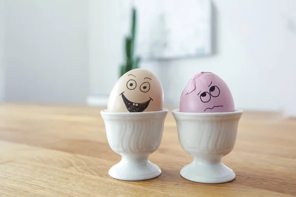 Ahşap masa arka plan üzerinde renkli Paskalya yumurtaları