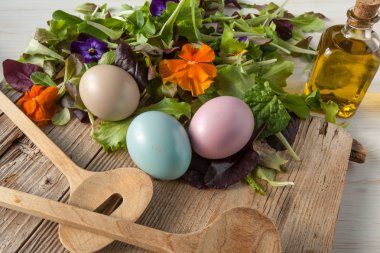 Marul ve çiçek odunsu beyaz arka plan bahar, Paskalya salataya