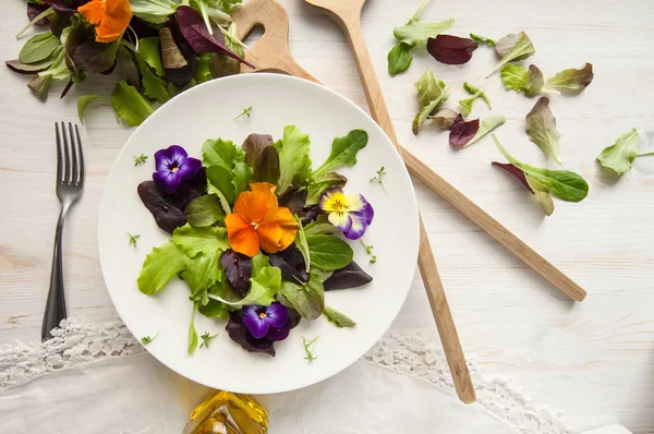 Салат и цветочный салат на белом фоне, весна, пасха — стоковое фото