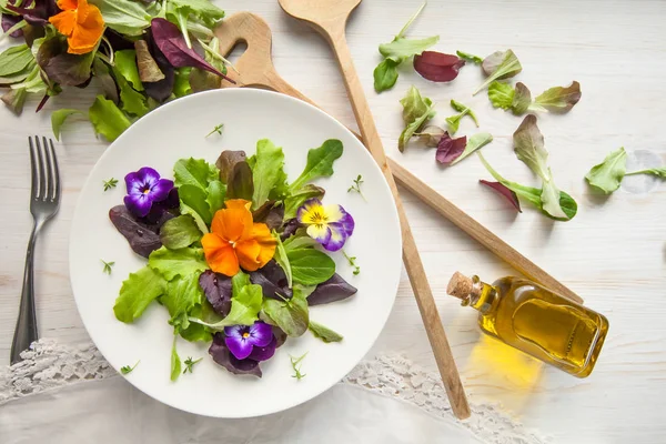 Sallad och blomma sallad på woody vit bakgrund våren, påsk — Stockfoto