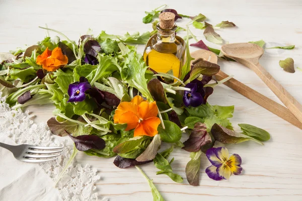 Салат и цветочный салат на белом фоне, весна, пасха — стоковое фото