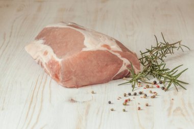 Ahşap zemin üzerinde çiğ domuz eti