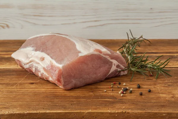 Ahşap zemin üzerinde çiğ domuz eti