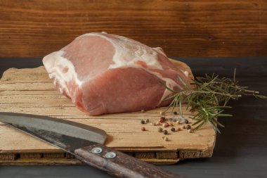 Ahşap zemin üzerinde çiğ domuz eti