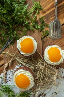 Paskalya kek şeftali ahşap zemin üzerine kızarmış yumurta gibi görünüyor