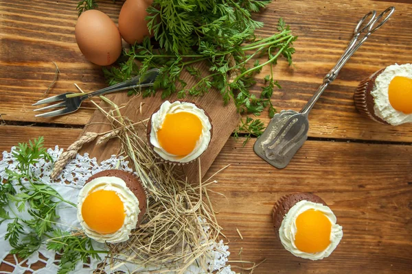 Paskalya kek şeftali ahşap zemin üzerine kızarmış yumurta gibi görünüyor