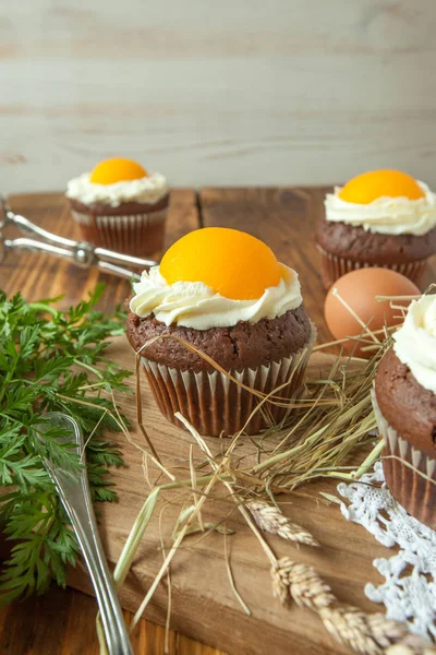 Paskalya kek şeftali ahşap zemin üzerine kızarmış yumurta gibi görünüyor