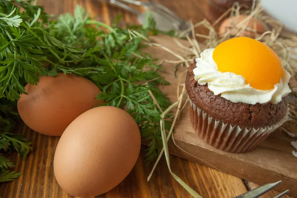 Paskalya kek şeftali ahşap zemin üzerine kızarmış yumurta gibi görünüyor