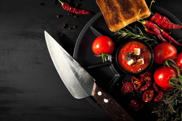 Tomatsoppa med chili och grönsaker. Hälsosam mat. På en svart trä bakgrund. Ovanifrån. Kopiera utrymme för din text. — Stockfoto