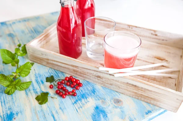 Frenk üzümü meyve-iç ferahlatıcı yaz. Beyaz ve mavi ahşap arka plan üzerinde Berry içecekler