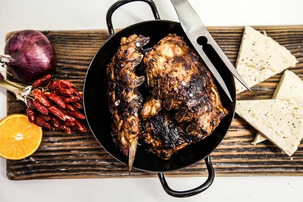 Barbekü domuz eti yedek kaburga eski ahşap panosunda üstten görünüm olarak