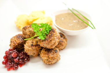 Beyaz zemin üzerine sebzeli köfte Komposto