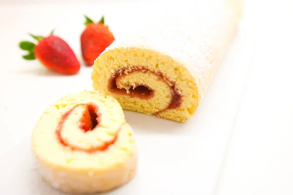 İsviçre rulo ile beyaz bir tablo üzerinde çilek reçeli