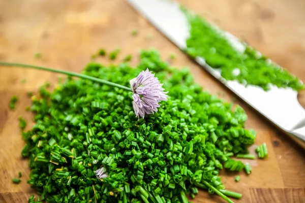 Ahşap kesme tahtası, seçici odak taze Frenk soğanı