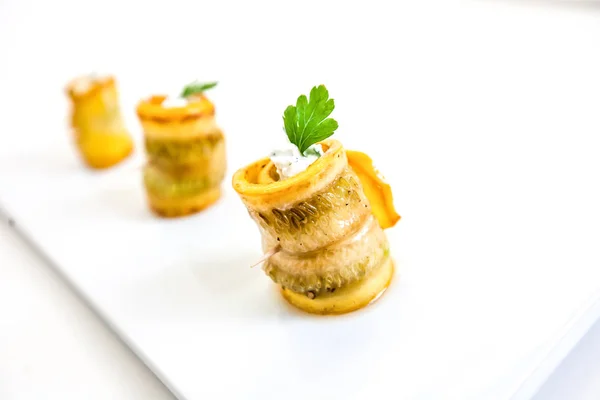 Kızarmış kabak krem peynir, turşu, kapari ve otlar ile doldurulmuş rulo