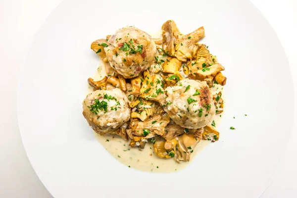 Cantharellus cibarius yahni beyaz tabakta ile köfte