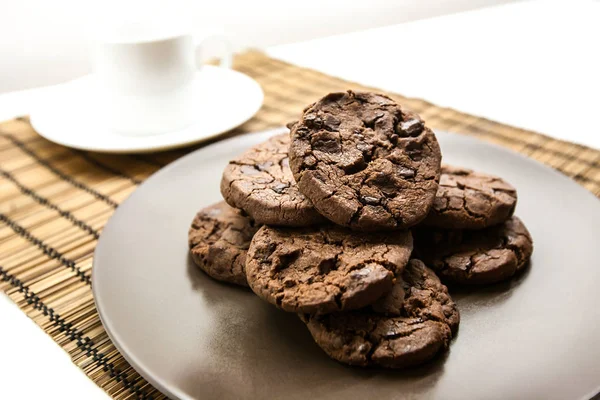 Köstliche hausgemachte Schokoladenkekse auf einem braunen Teller — Stockfoto