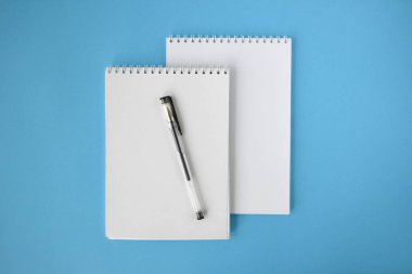 mavi bir arka plan üzerinde sarmal Öğrenci yarıyıl not defteri