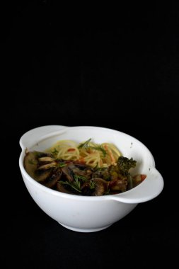 Kızarmış yağlı mantar ile İtalyan spagetti