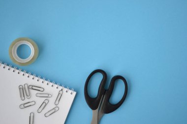 Spiral not defteri, ATAÇ ve mavi bir arka plan üzerinde büyüteç