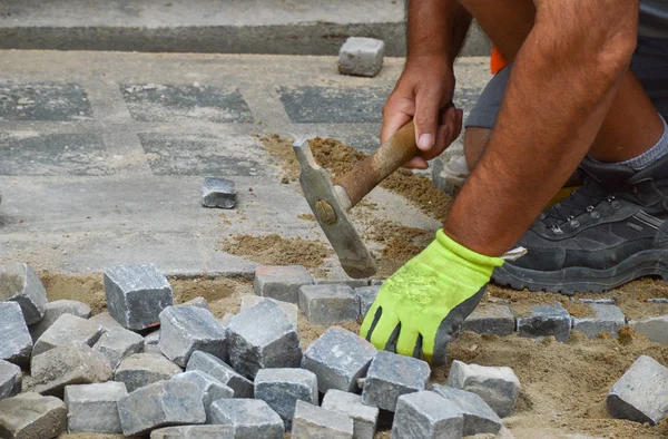 Trabajador Colocación Pavimento Piedra — Foto de Stock