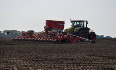 Traktör sahada çalışıyor