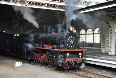Retro buhar tren tren istasyonunda