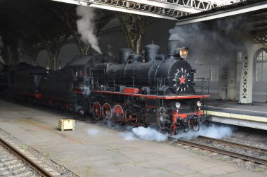 Retro buhar tren tren istasyonunda