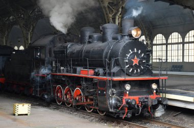 Retro buhar tren tren istasyonunda
