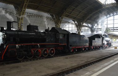 Retro buhar tren tren istasyonunda
