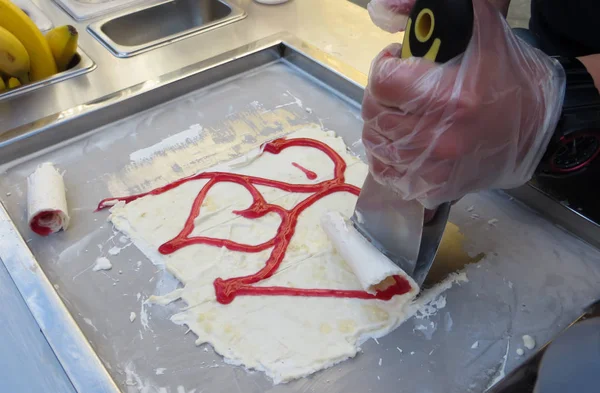 Процес Приготування Смаженого Морозива — стокове фото