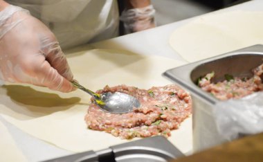 Etli hamur işleriyle hamur yapma süreci