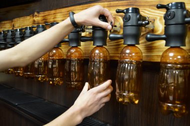Satıcı Antifoam 'dan bira döker.