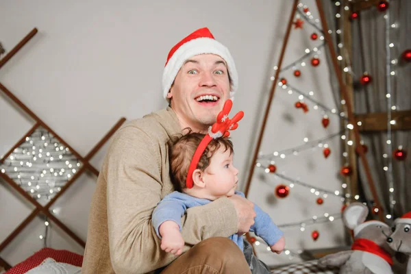 Pai com o filho abraçando e se divertindo. Amor, felicidade e o conceito de uma grande família. pai e filho se divertir no ano novo. Decoração de Ano Novo . — Fotografia de Stock