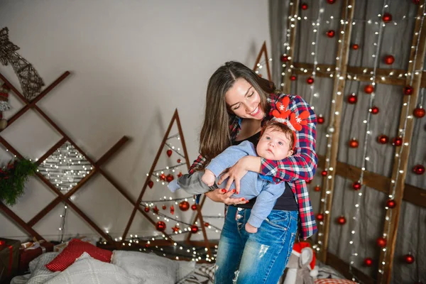 Noel ve anne konsepti. Noel ve insan kavramı - hediyeler ile anne ve bebek. Noel geçmişiyle. sıcak noel. — Stok fotoğraf