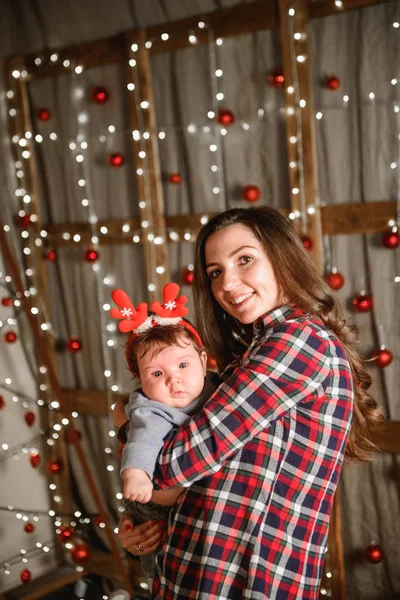 Noel'de annesiyle bebek. mutlu aile anne ve bebek küçük oğlu Noel tatillerinde evde oynarken. Yeni yıl tatilleri. Noel ağacı ile şenlikli dekore odada anne ile Toddler — Stok fotoğraf