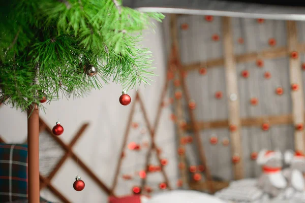 Interior de Año Nuevo. con bolas rojas. salvapantallas en el fondo. Navidad en blanco —  Fotos de Stock