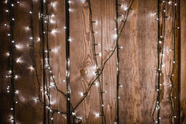 Tahta arka planda çelenkler. Ahşap arkaplanda ampul, göreviniz veya mesajınız için boşluk.