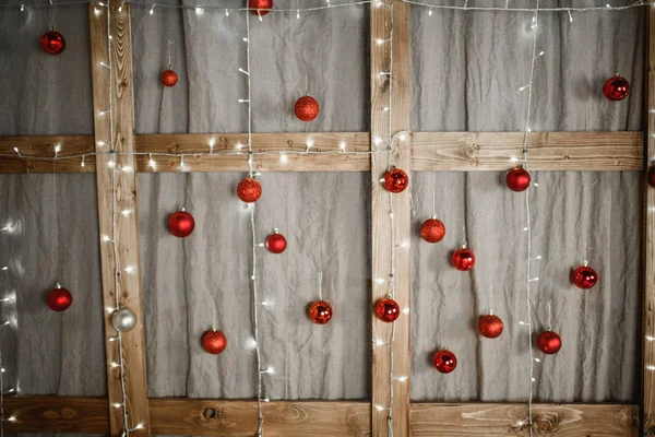 Γιρλάντες σε ξύλινο φόντο. με κόκκινες μπάλες. screensaver στο παρασκήνιο. Χριστούγεννα κενό — Φωτογραφία Αρχείου