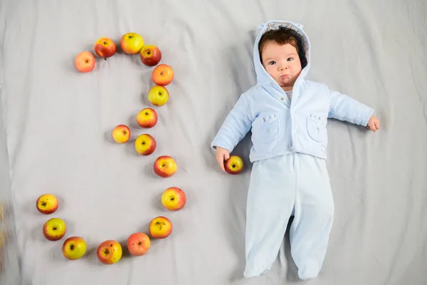 3 месяца, детка. Портрет очаровательного 3-месячного ребенка в спальне на кровати в белой одежде — стоковое фото