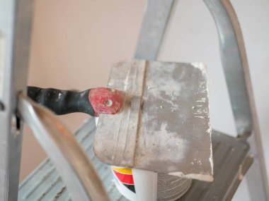 lekeli spatula. ev onarımı ve duvar hizalama kavramı