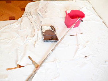 Ev onarımı ve duvar boyama konsepti. çalışma karmaşası