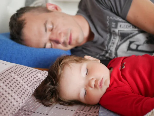 爸爸和儿子在睡觉。 侧视。 在父亲身边安睡. — 图库照片