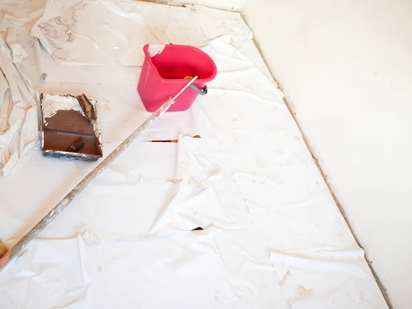 Концепция ремонта дома и росписи стен. рабочий беспорядок — стоковое фото