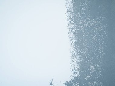 Beyaz bir duvardaki gri boya. Doğal çimentodan yapılmış klasik ya da kirli beyaz arka plan ya da eski duvar deseni olarak taş gibi eski doku. Kavramsal, kavramsal ya da mecazi bir duvar afişi, grunge, 