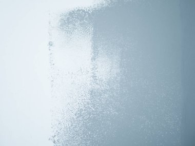 Beyaz bir duvardaki gri boya. Doğal çimentodan yapılmış klasik ya da kirli beyaz arka plan ya da eski duvar deseni olarak taş gibi eski doku. Kavramsal, kavramsal ya da mecazi bir duvar afişi, grunge, 