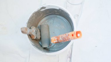 Boya fırçası gri boya. Boya için plastik kap. ev onarımı